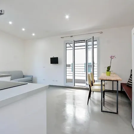 Bright Modern Flat 7 *